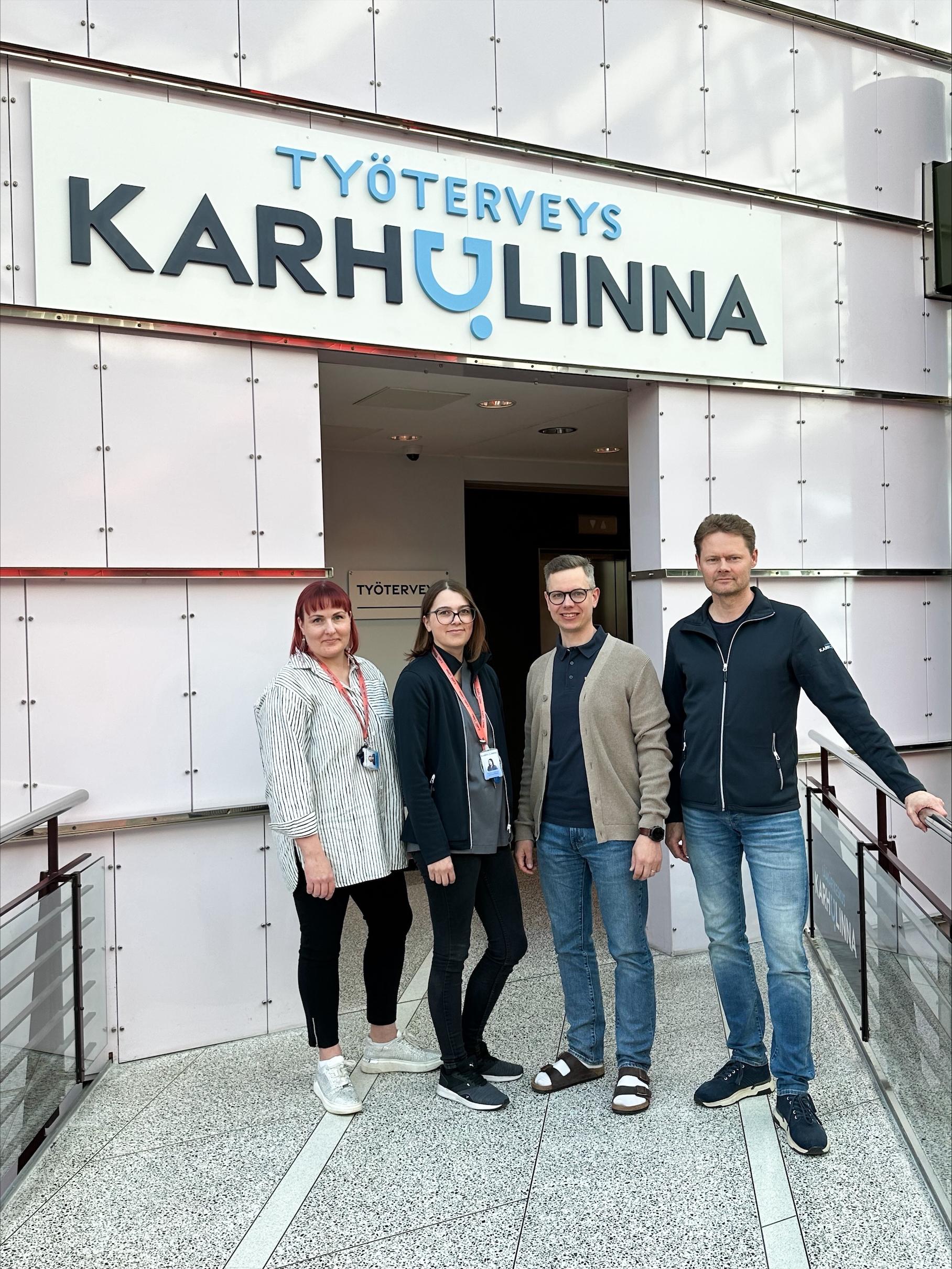 Kuvassa nimetty tiimi vasemmalta työfysioterapeutti Tuija Sällilä, työterveyshoitaja Pauliina Stenvall, työpsykologi Antti Itäkylä ja työterveyslääkäri Timo Walli.